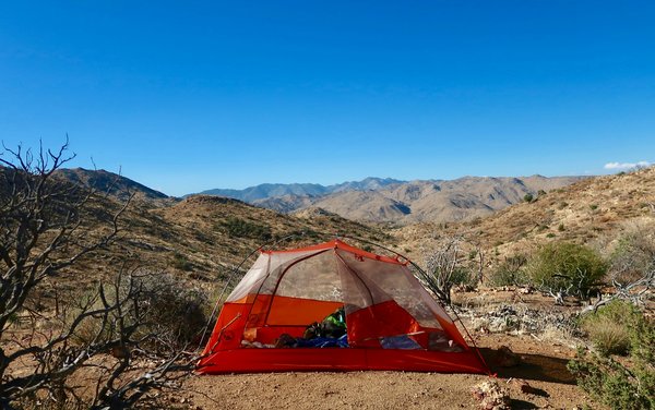 Quels sont les conseils pour un camping en autonomie totale dans les montagnes de l'Atlas?