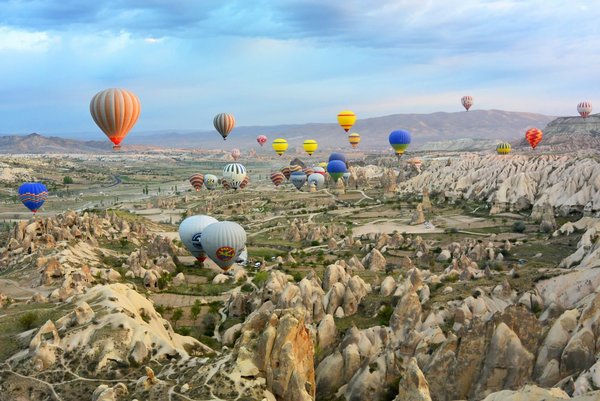 Quels conseils pour visiter la vallée des ballons en Cappadoce, Turquie, sans les foules?
